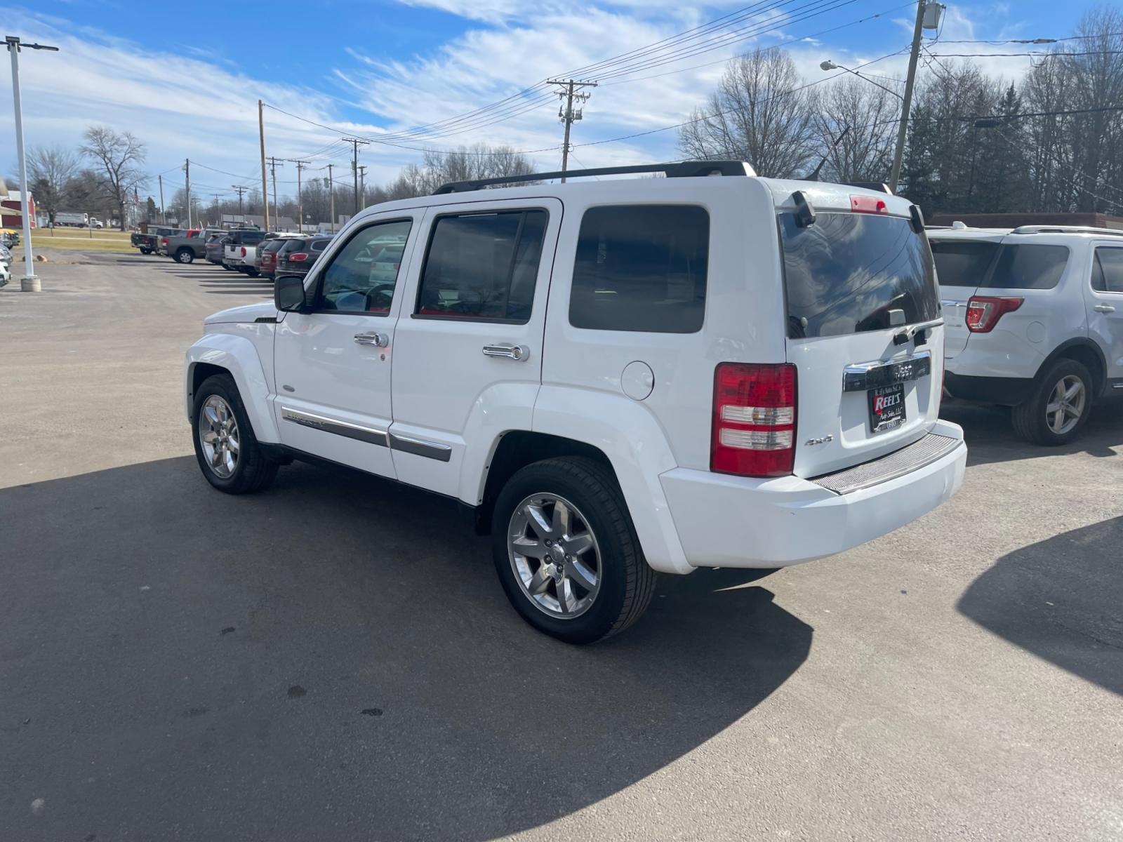 2012 White /Black Jeep Liberty Latitude 4WD (1C4PJMAK0CW) with an 3.7L V6 SOHC 12V engine, 4-Speed Automatic transmission, located at 547 E. Main St., Orwell, OH, 44076, (440) 437-5893, 41.535435, -80.847855 - Photo #12